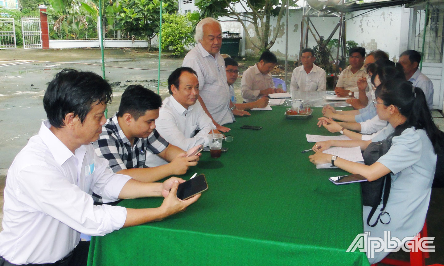 Đoàn làm việc với Ban chỉ đạo phòng, chống dịch xã Phú Nhuận.