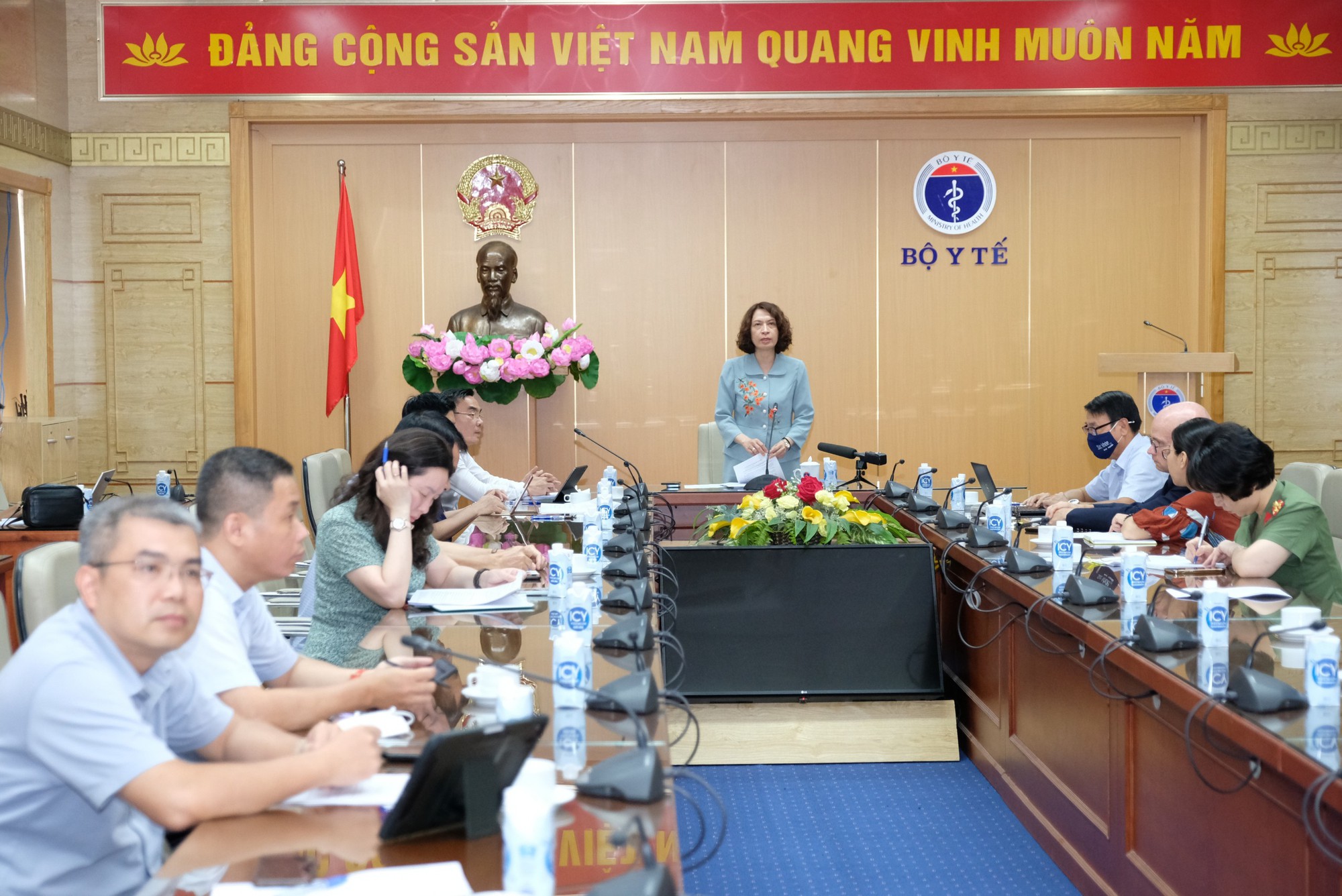 PGS.TS Nguyễn Thị Liên Hương - Thứ trưởng Bộ Y tế chủ trì hội nghị trực tuyến tăng cường công tác phòng, chống dịch bệnh, công tác tiêm chủng và an toàn tiêm chủng năm 2022 tại điểm cầu Bộ Y tế. Ảnh: Trần Minh