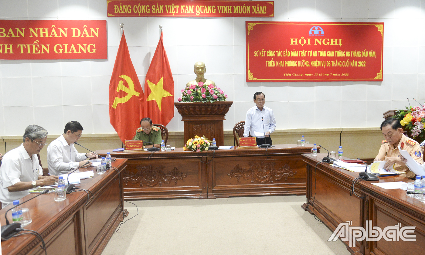 Đồng chí Nguyễn Văn Vĩnh đề nghị Công an tỉnh tiếp tục triển khai, tăng cường xử phạt vi phạm giao thông qua hệ thống camera.