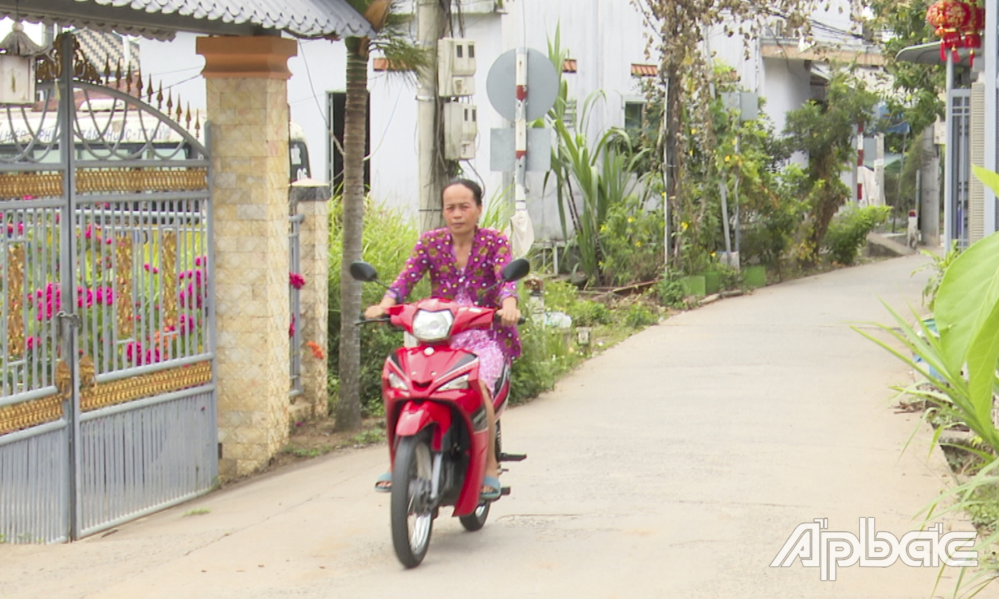 Người điều khiển xe máy không đội mũ bảo hiểm (xã Thái Sơn, TP. Mỹ Tho).