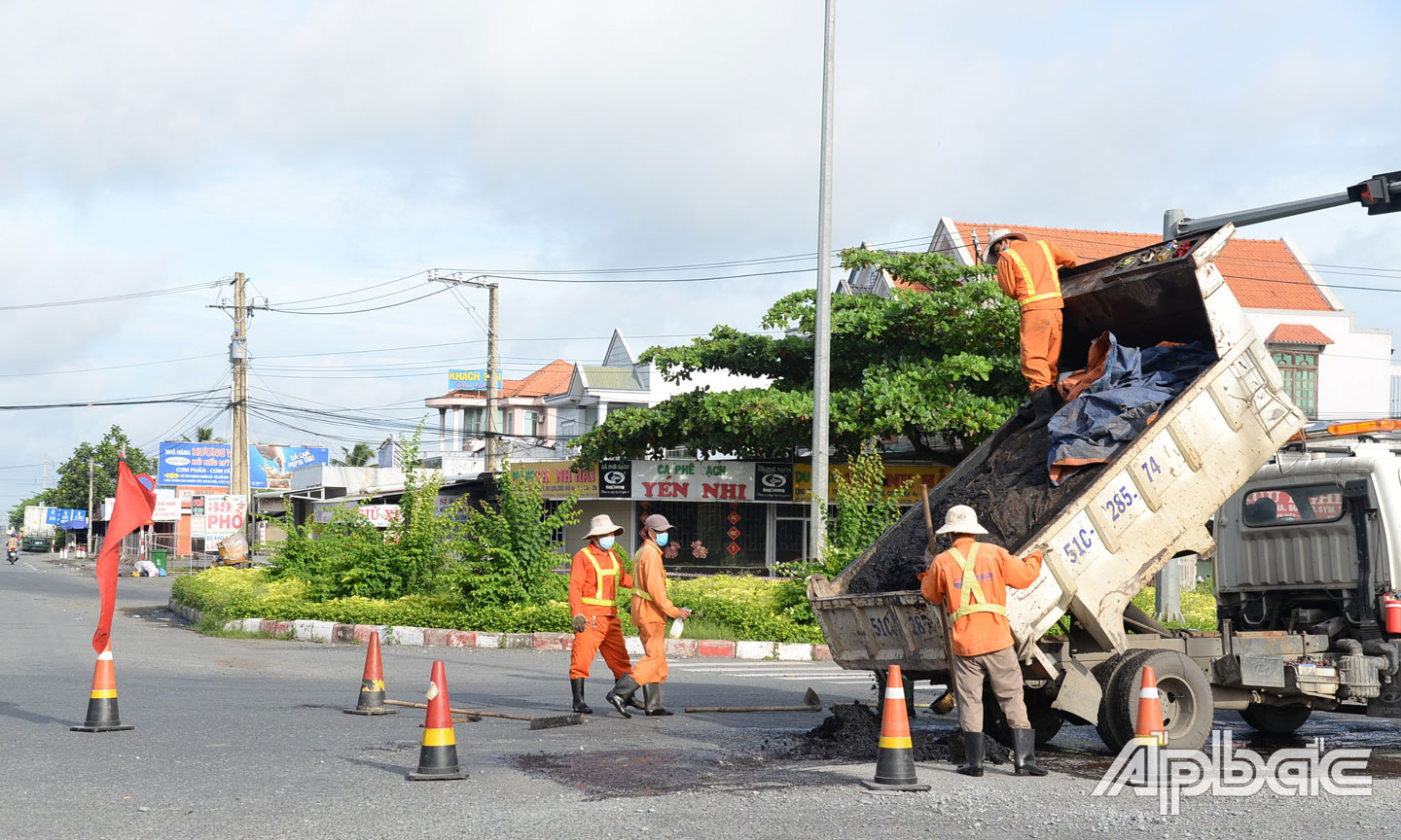 Duy tu, sửa chữa hạ tầng giao thông tại ngã tư Đồng Tâm (Quốc lộ 1).