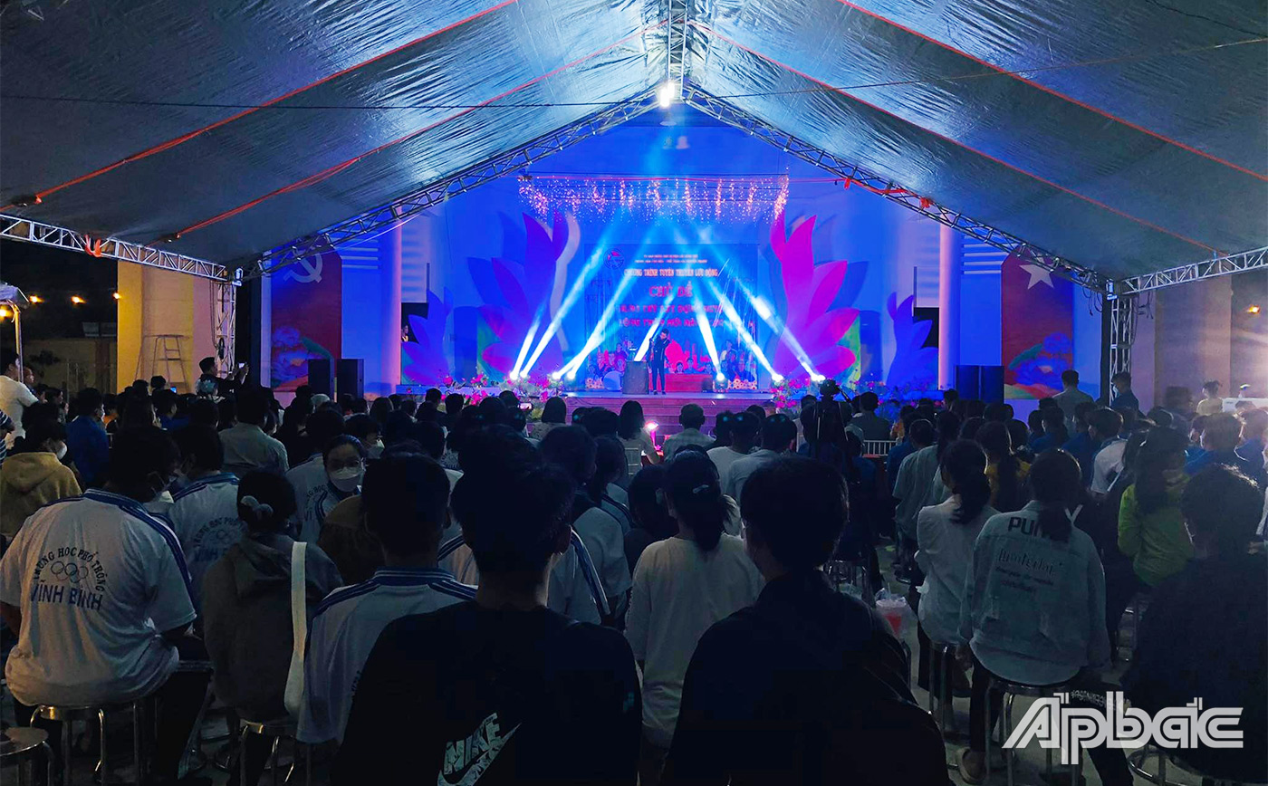 Hội thi thu hút đông đảo người dân đến xem và thưởng thức