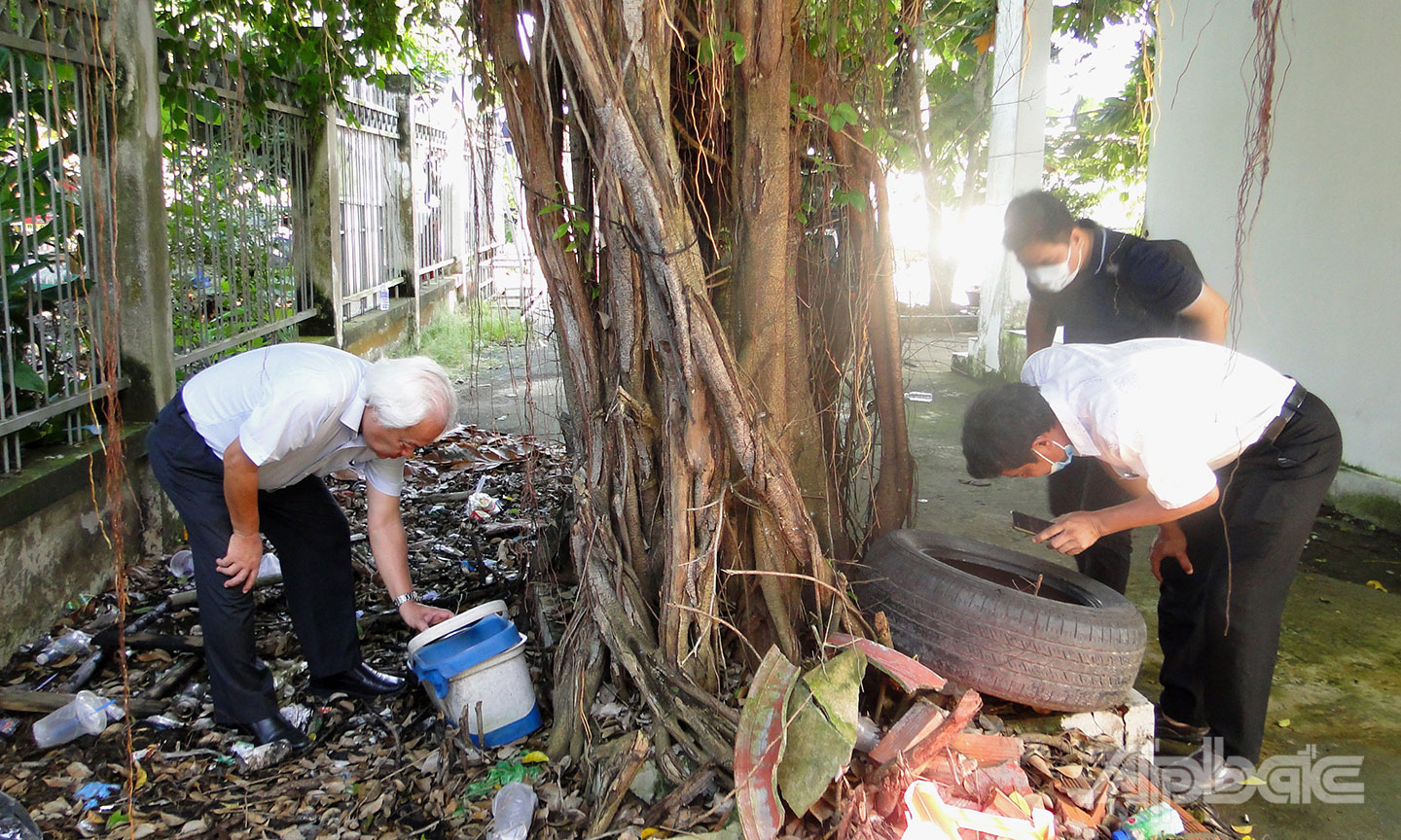 Kiểm tra lăng quăng ngoài cộng đồng trên địa bàn ấp Hậu Phú 3, xã Hậu Mỹ Bắc A, Đoàn kiể tra  thấy rất nhiều vật linh tinh chứa nước có rất nhiều lăng quăng.