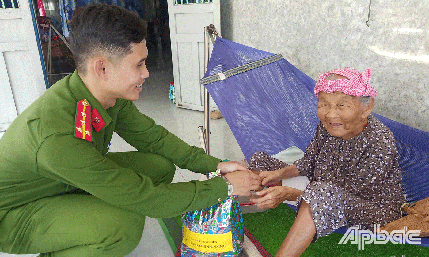 Đoàn viên Chi đoàn Công An và Chi đoàn Quân sự thị xã đã tổ chức thăm hỏi,tặng quà gia đình mẹ Việt Nam anh hùng