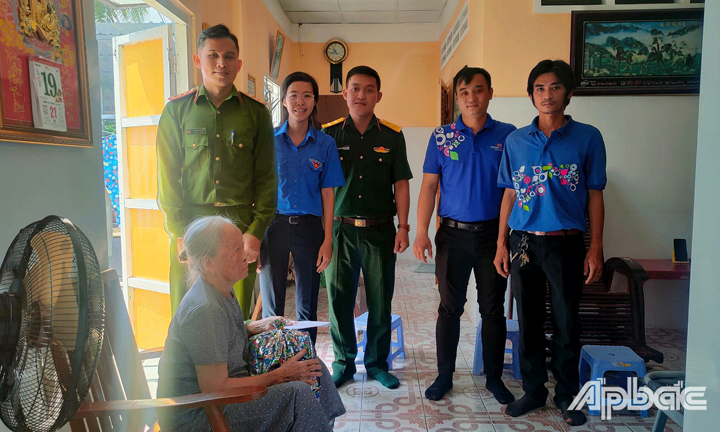 các bạn đoàn viên lực lượng vũ trang đã ân cần thăm hỏi, bày tỏ lòng biết ơn tri ân những hy sinh, cống hiến to lớn của các Mẹ trong sự nghiệp đấu tranh, giải phóng dân tộc, thống nhất đất nước và xây dựng, bảo vệ Tổ quốc.