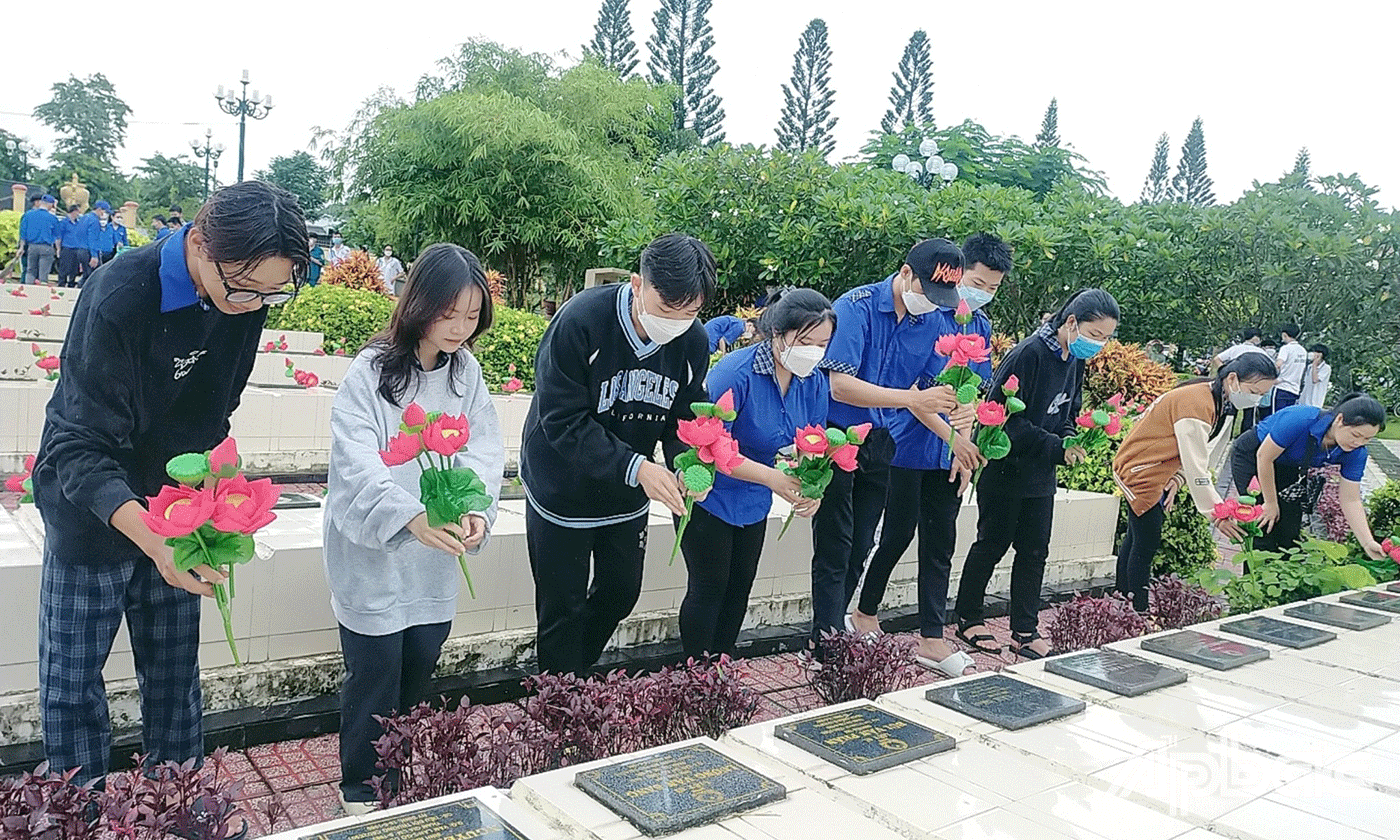 đoàn viên Đoàn trường Trung cấp Gò Công - thị xã Gò Công kết hợp với Thị đoàn Gò Công tổ chức viếng thăm Nghĩa trang liệt sĩ huyện Gò Công Đông, với các phần việc thiết thực như quét dọn, thắp hương, thay hoa mới...