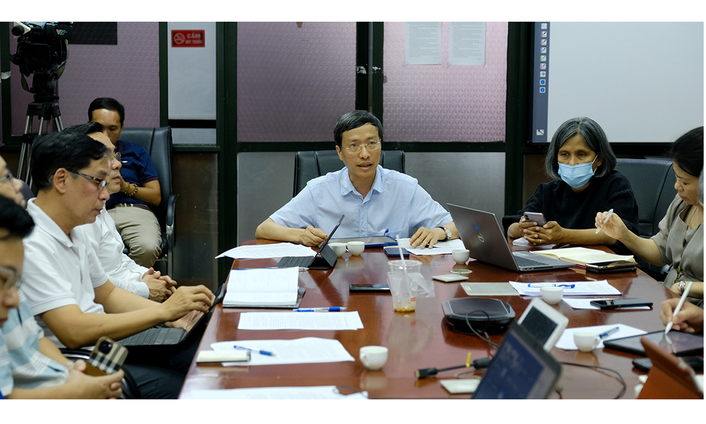 Đại diện WHO tại Việt Nam (áo đen) dự cuộc họp khẩn chiều 24/7 tại đầu cầu Bộ Y tế Ảnh: Trần Minh