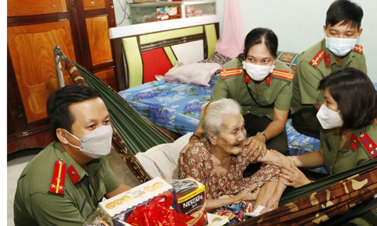 Một trong những bức ảnh tiêu biểu về hoạt động đền ơn, đáp nghĩa được trưng bài tại Triển lãm (Ảnh: Theo Báo CAND) 