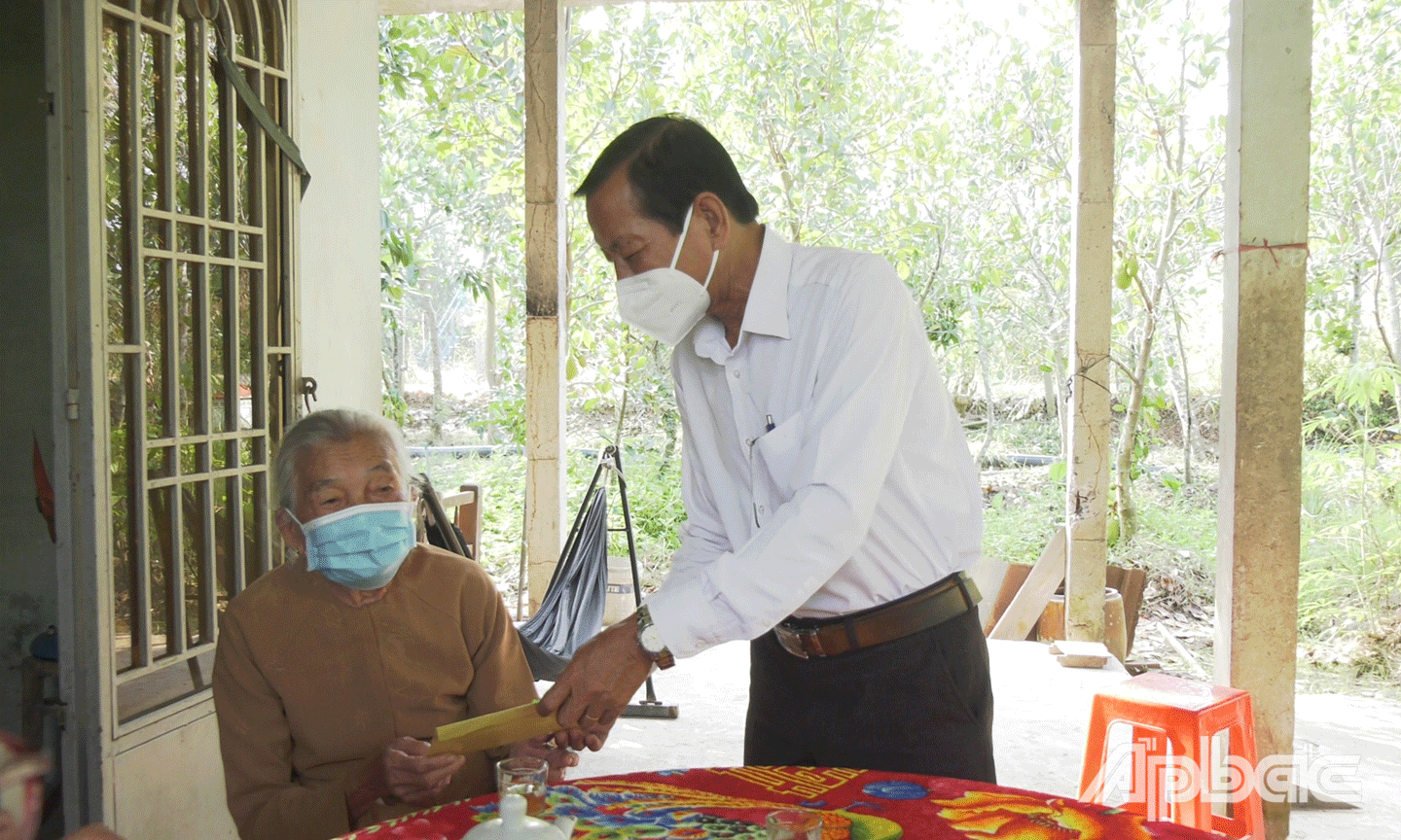 Phó Chủ tịch UBND huyện Cai Lậy Võ Văn Nhanh tặng quà gia đình chính sách tại xã Hội Xuân.