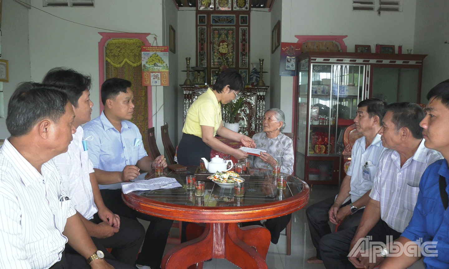 Sở LĐ-TB&XH phối hợp Phòng LĐ-TB&XH huyện Cai Lậy và Quỹ Thiện Tâm (Tập đoàn Vingroup) tặng quà Bà mẹ Việt Nam Anh hùng Nguyễn Thị Huệ (ngụ ấp 4, xã Thạnh Lộc, huyện Cai Lậy).