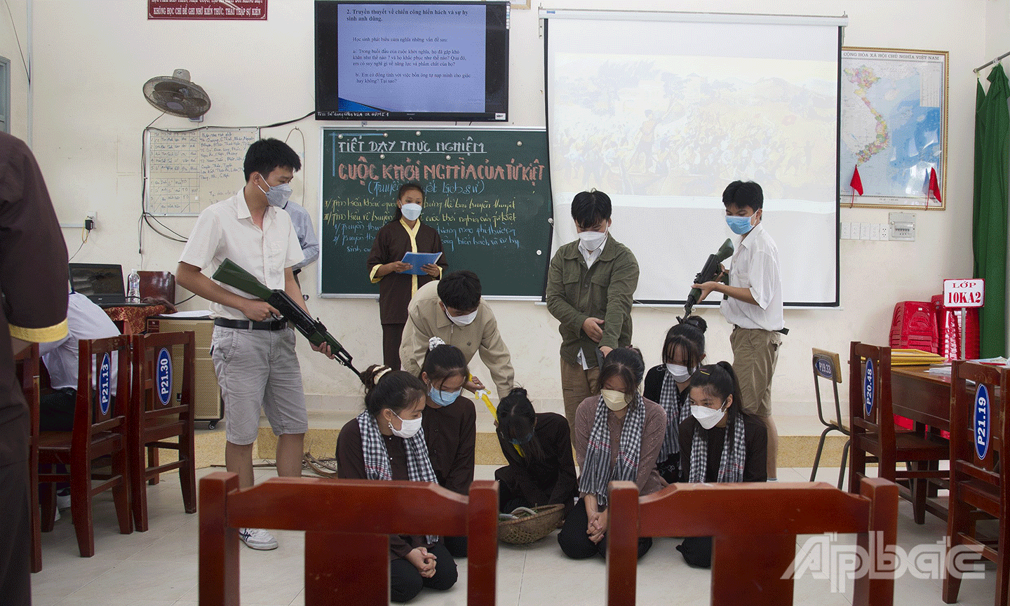 Dạy học tích hợp liên môn góp phần nâng chất lượng dạy và học môn Lịch sử. Ảnh chụp giờ học của học sinh Trường THPT Chợ Gạo.