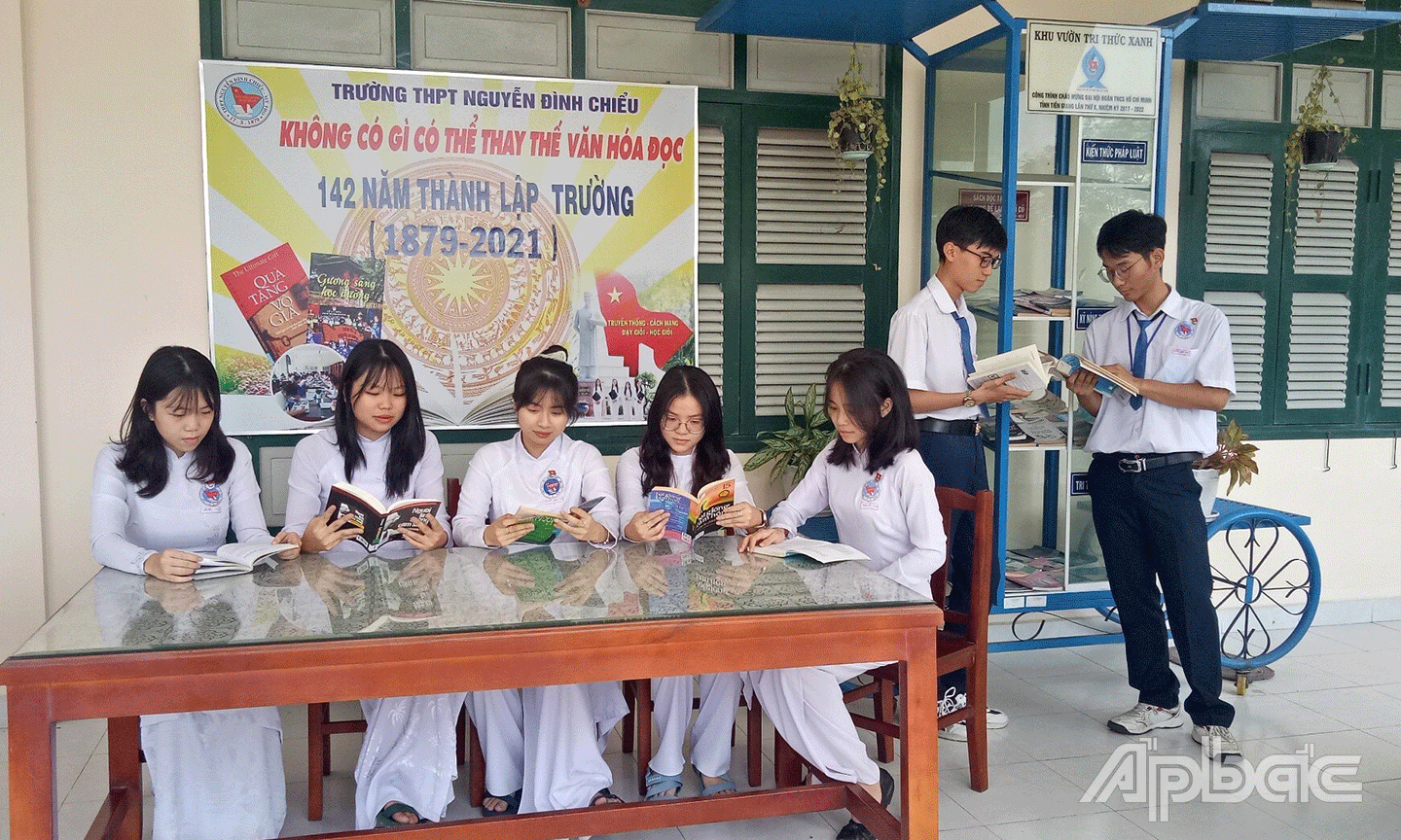 Có nhiều phương pháp giúp học sinh yêu thích môn Lịch sử, trong đó có tăng cường đọc sách, báo, tư liệu. Ảnh chụp học sinh Trường THPT Nguyễn Đình Chiểu, TP. Mỹ Tho trong giờ đọc sách. Ảnh: PV