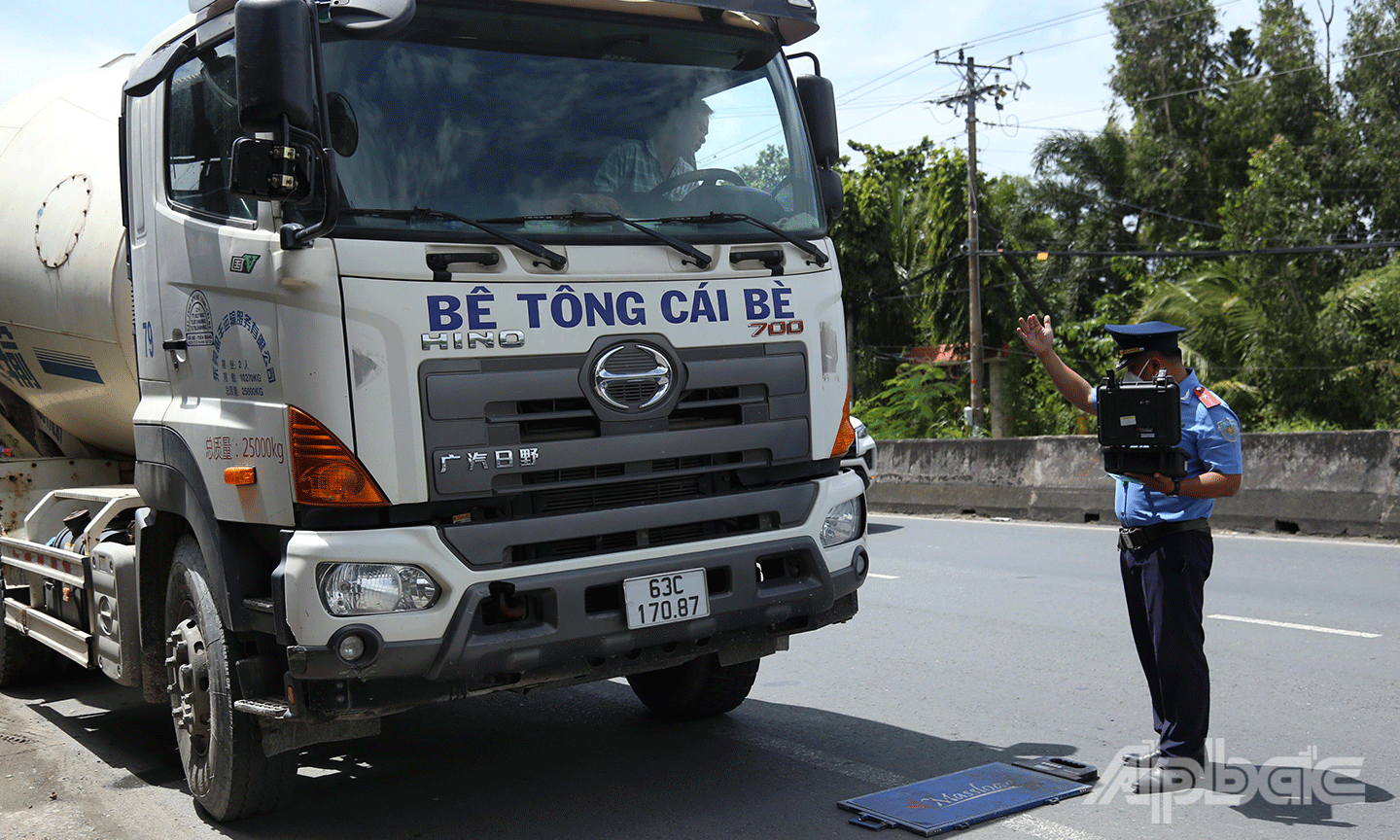 Lực lượng Thanh tra GTVT xử lý vượt tải xe bê tông Cái Bè.