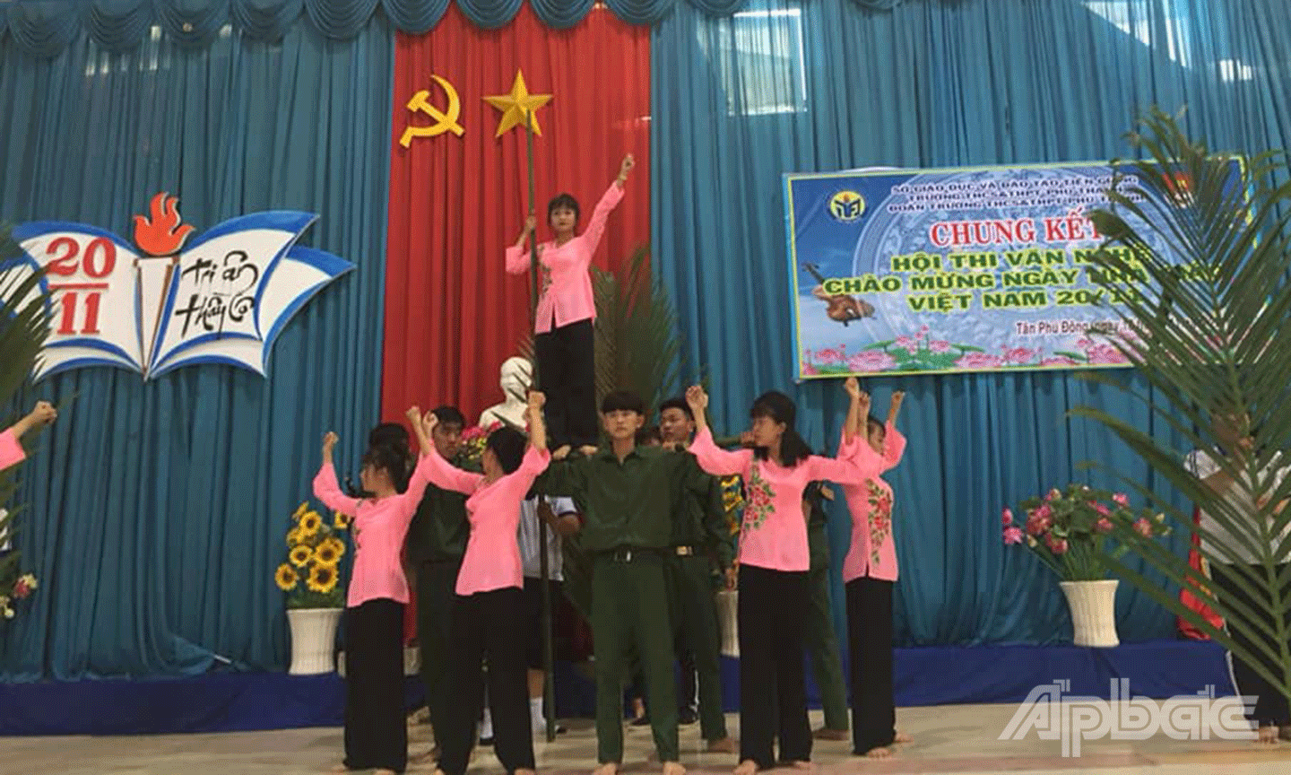 hai tiết mục văn nghệ chào mừng Ngày Nhà giáo Việt Nam 20-11 của học sinh trong CLB Văn nghệ của Trường THCS - THPT Phú Thạnh, huyện Tân Phú Đông.		                Ảnh: XUÂN NAM