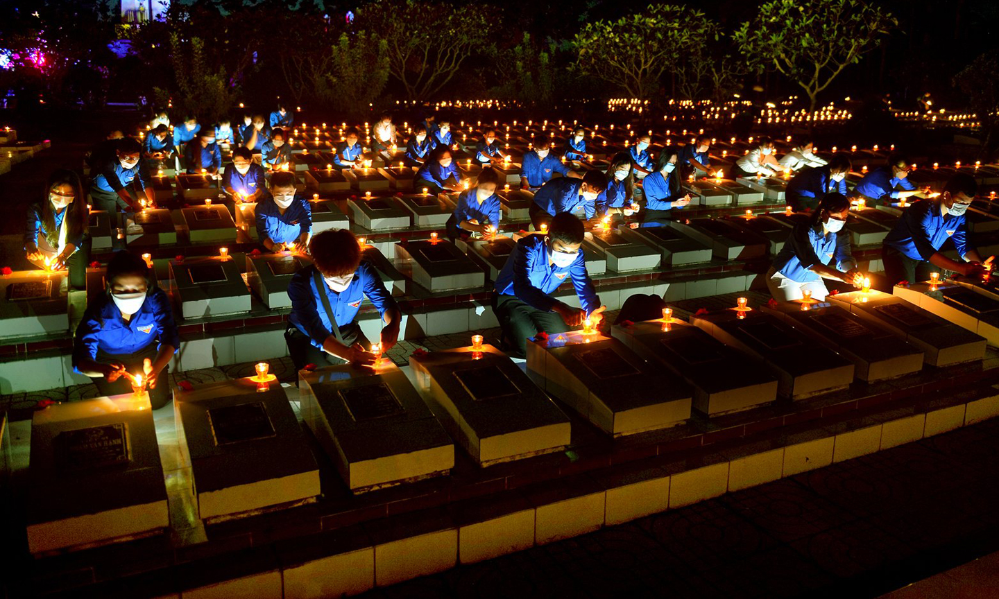 Tuổi trẻ Tiền Giang thắp nến tri ân tại Nghĩa trang Liệt sĩ tỉnh nhân 75 năm Ngày Thương binh - Liệt sĩ (27-7-1947 - 27-7-2022). Ảnh: Duy Nhựt