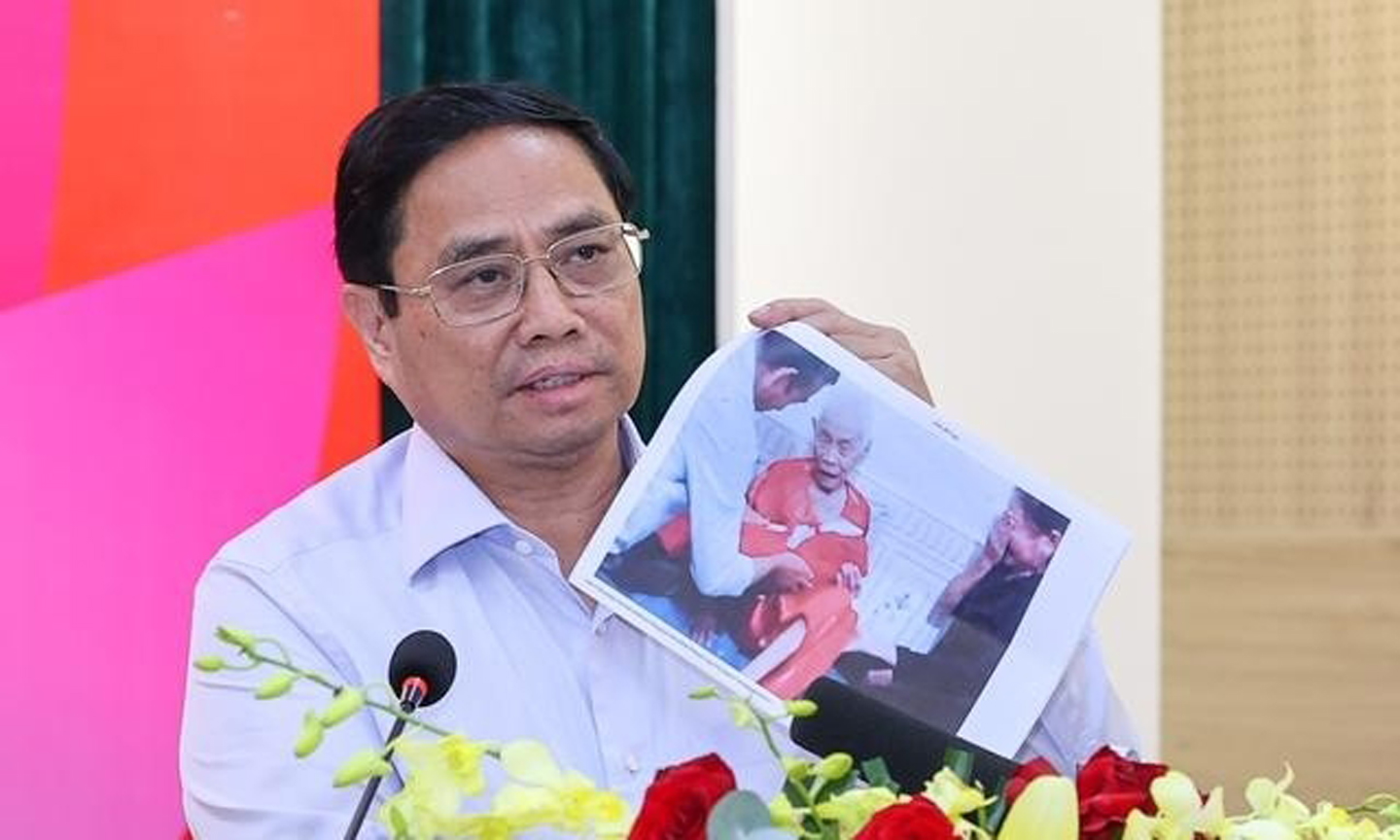 Thủ tướng Phạm Minh Chính chia sẻ câu chuyện làm ông xúc động về niềm hạnh phúc của Bà mẹ Việt Nam Anh hùng Hoàng Thị Lự. Ảnh: qdnd.vn