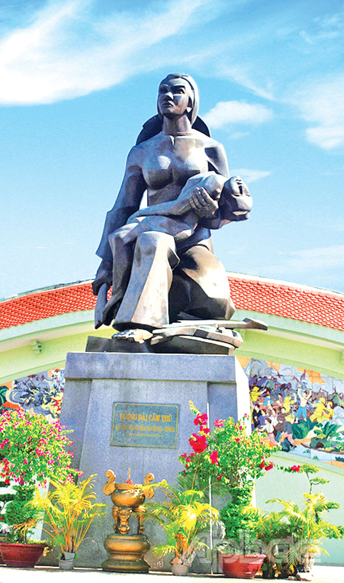 Tượng đài Căm thù tại Chợ Giữa - nơi giặc Pháp đã bỏ bom thảm sát đồng bào ta năm 1940.