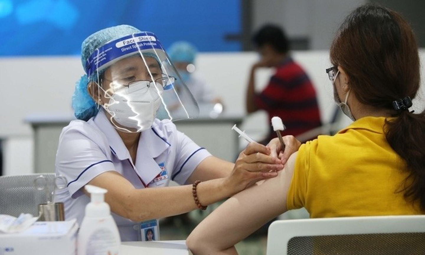 Tiêm vaccine COVID-19 luôn là biện pháp hiệu quả và có ý nghĩa chiến lược trong phòng, chống dịch bệnh COVID-19. Ảnh: Trần Minh