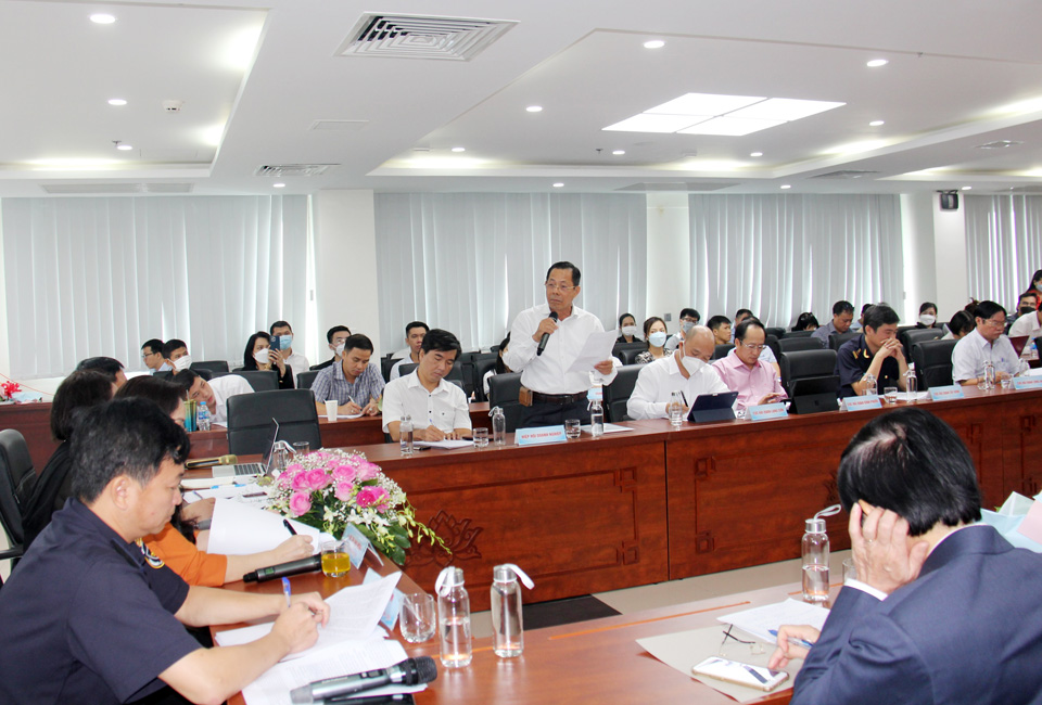 Bộ trưởng Nguyễn Kim Sơn tặng Bằng khen cho ông Nguyễn Huy Kỳ.