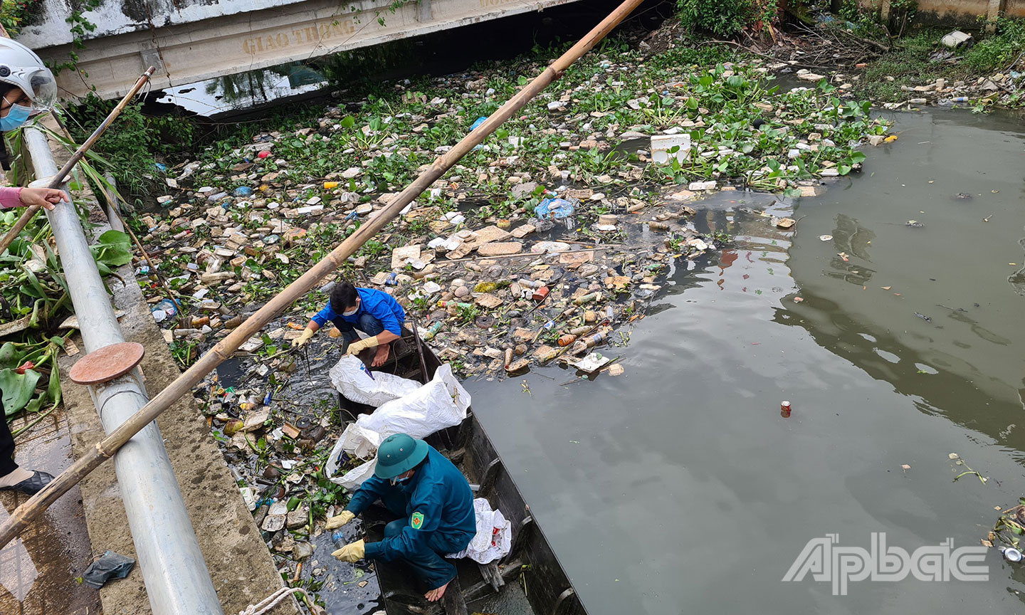 Phường 1 ra quân vệ sinh tuyến kênh 7 Thước
