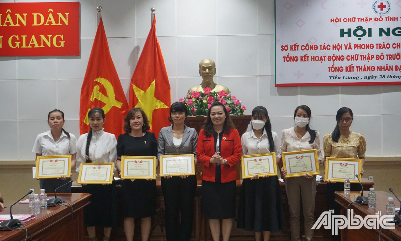 Đồng chí Đặng Thị Thu Uyên, Phó chủ tịch Hội CTĐ tỉnh trao Giấy khen cho các cá nhân  đã có thành tích xuất sắc trong công tác Hội và phong trào CTĐ trường học năm học 2021 – 2022