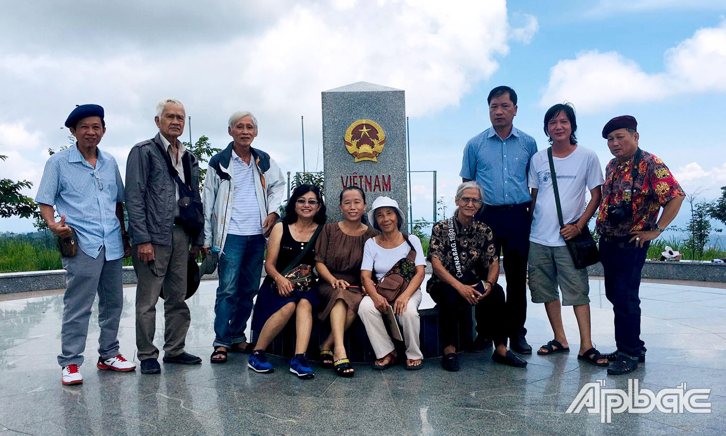 Các họa sĩ Tiền Giang tại cột mốc biên giới Việt Nam - Lào - Campuchia.