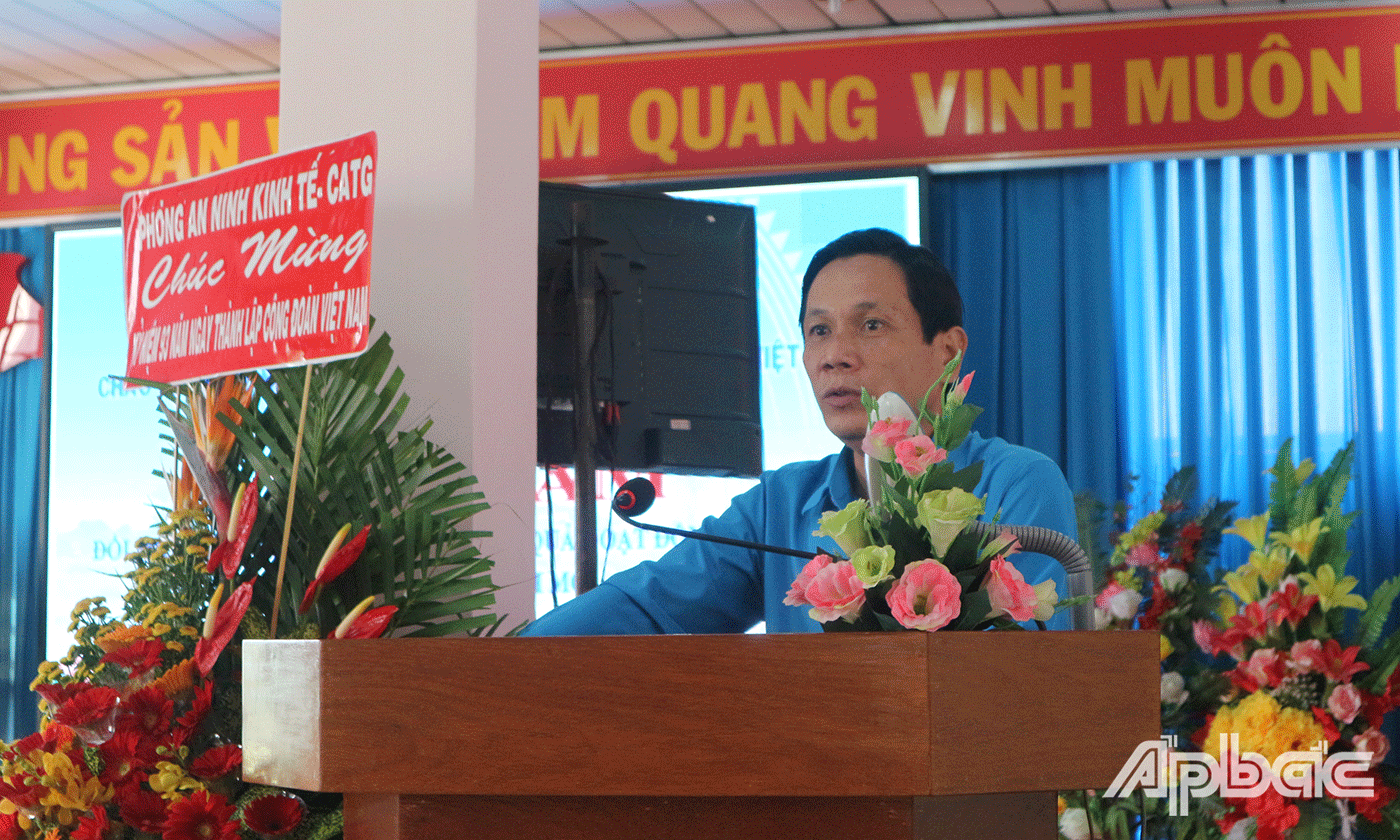 Đồng chí Lê Minh Hùng Chủ tịch LĐLĐ tỉnh Tiền Giang phát biểu tại buổi họp mặt