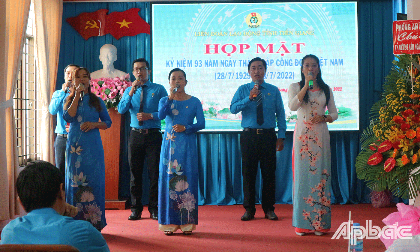 Văn nghệ chào mừng buổi họp mặt 