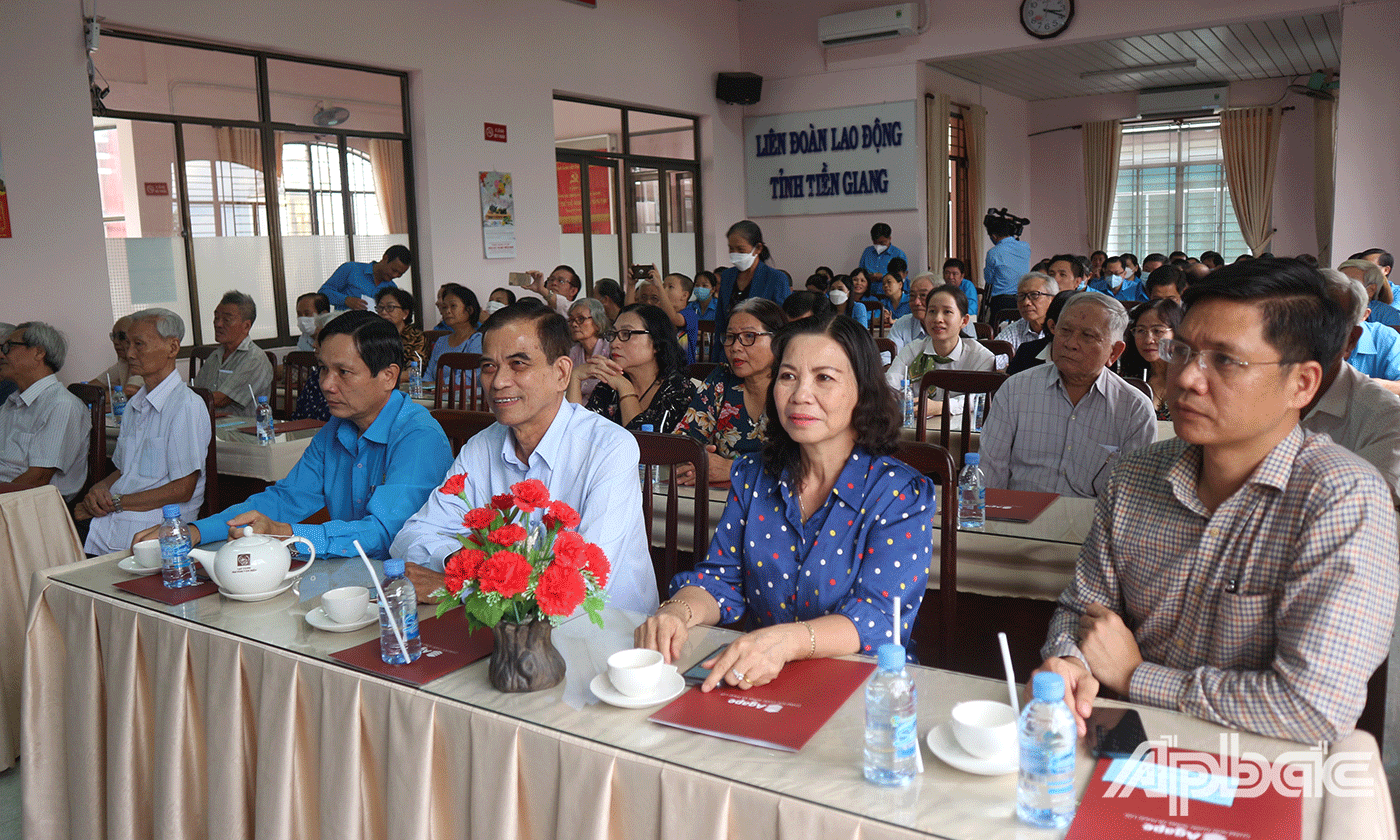 các đồng chí lãnh đạo Công đoàn tỉnh Tiền Giang qua các thời kỳ tham dự buổi họp mặt