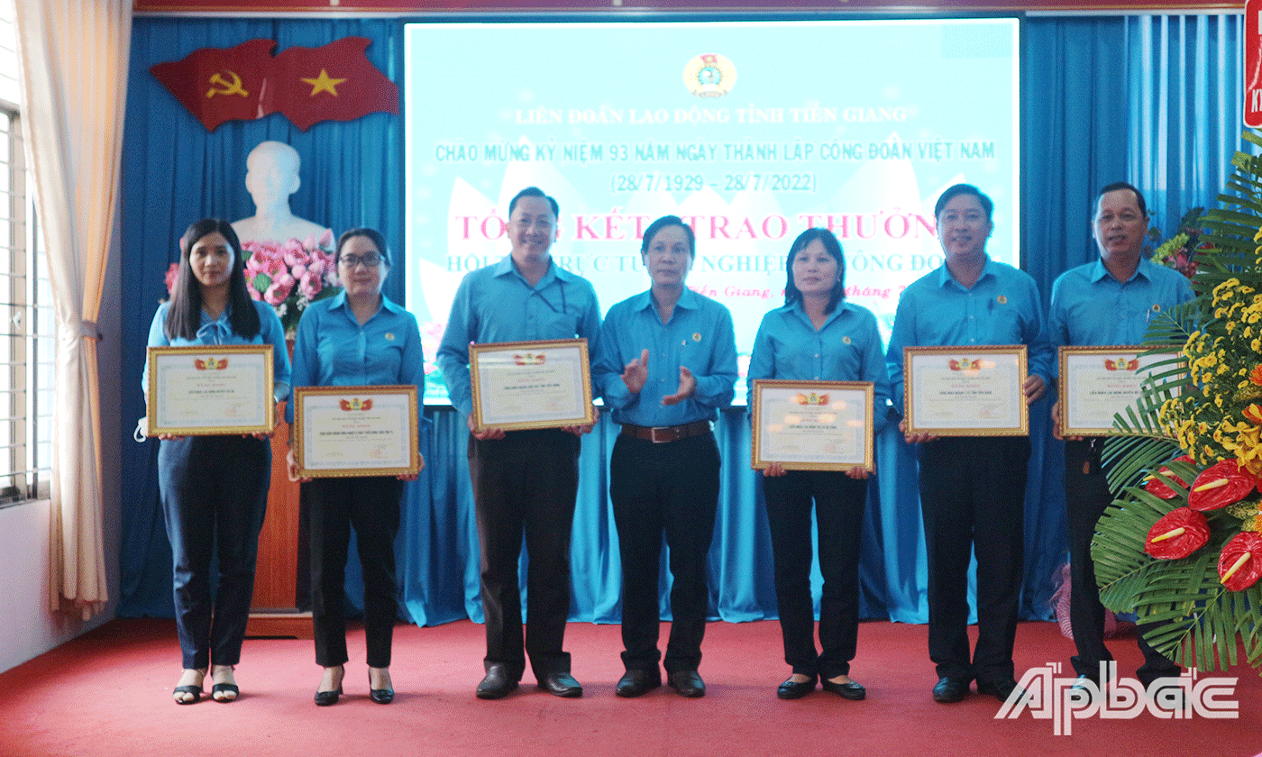 LĐLĐ tỉnh Tiền Giang đã trao thưởng cho 6 tập thể đạt giải Hội thi trực tuyến nghiệp vụ cán bộ Công đoàn tỉnh Tiền Giang năm 2022