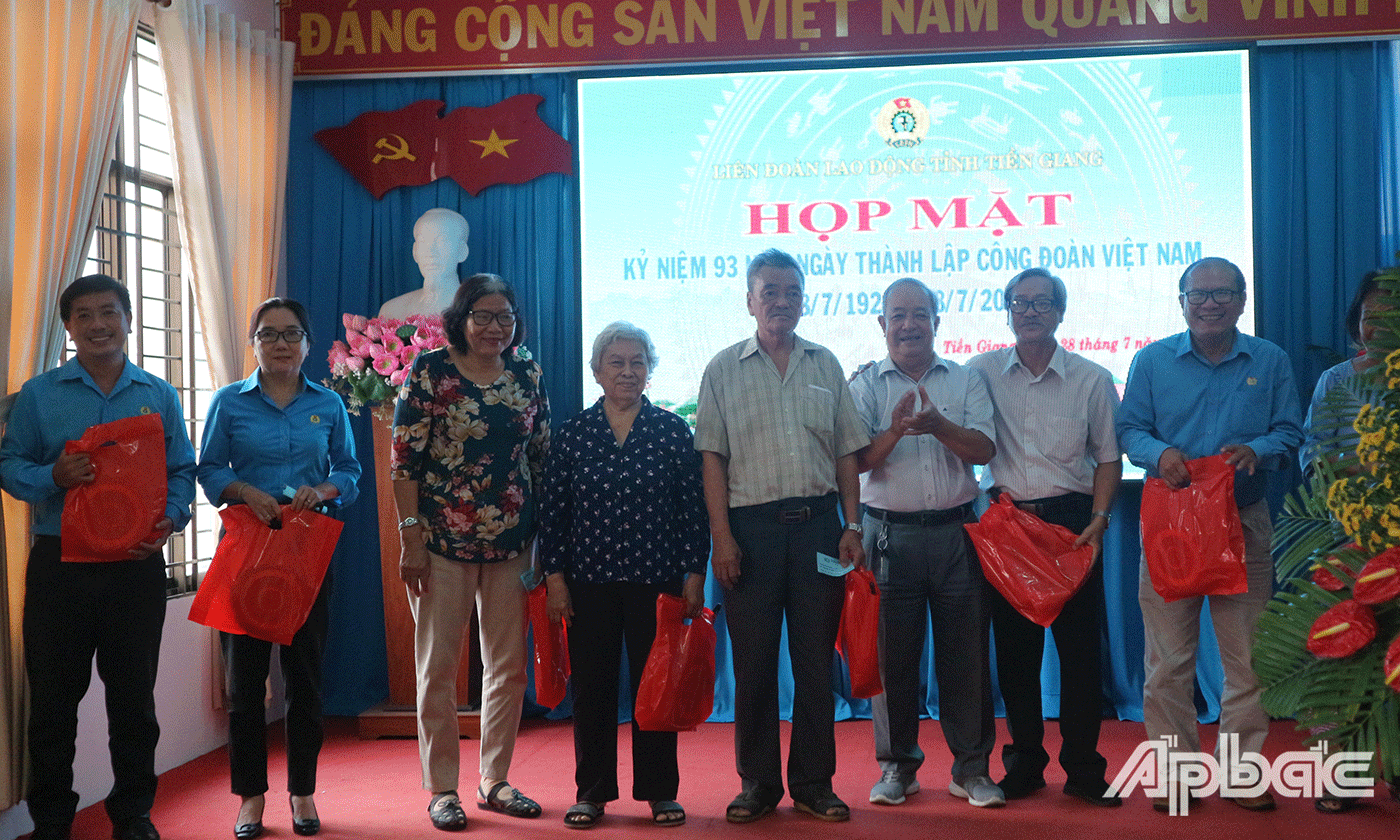 Buổi họp mặt còn có Chương trình quay số trúng thưởng