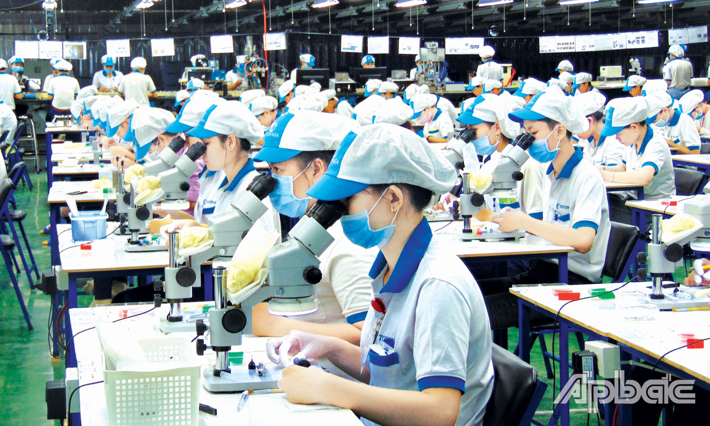 Lực lượng lao động nữ  tại các doanh nghiệp trên địa bàn tỉnh ngày càng tăng  (ảnh chụp tại một doanh nghiệp trong  Khu công nghiệp Tân Hương, huyện Châu Thành).