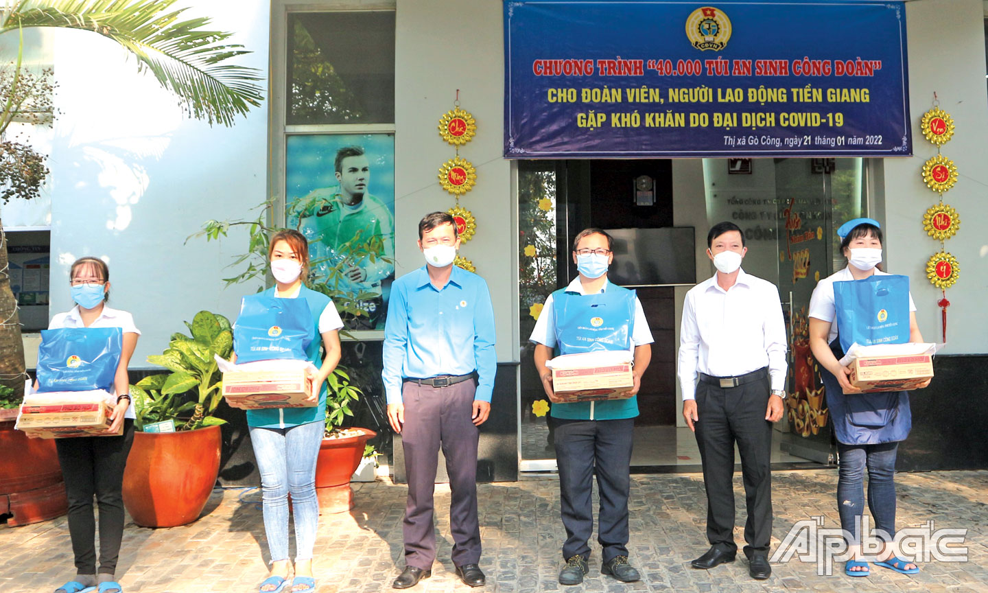 Anh Việt (thứ 2 bên phải) cùng lãnh đạo Liên đoàn Lao động tỉnh Tiền Giang trao “Túi an sinh CĐ” cho CĐ viên khó khăn dịp Tết Nguyên đán 2022.