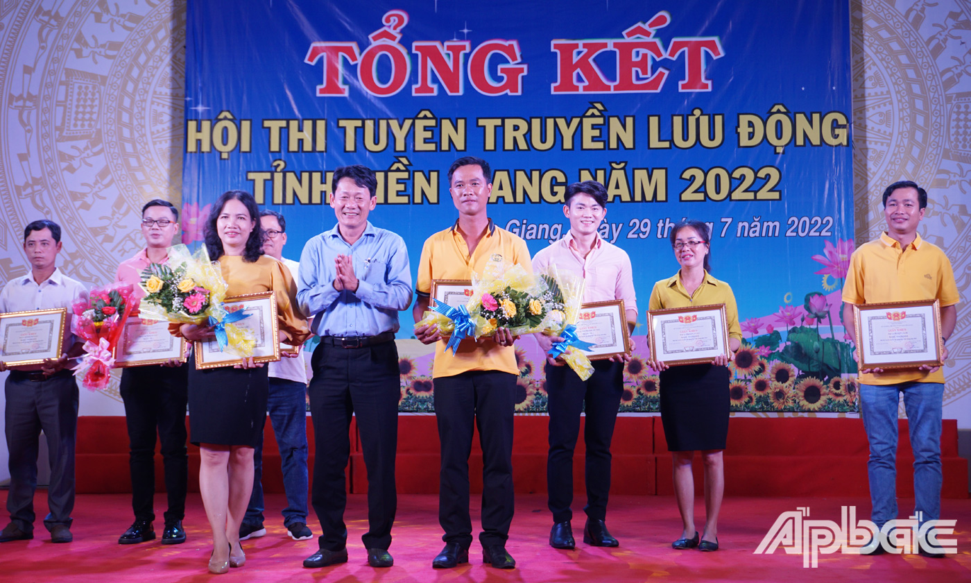 Ban Tổ chức trao giải Nhất cho 2 đơn vị huyện Gò Công Tây và Thị xã Gò Công