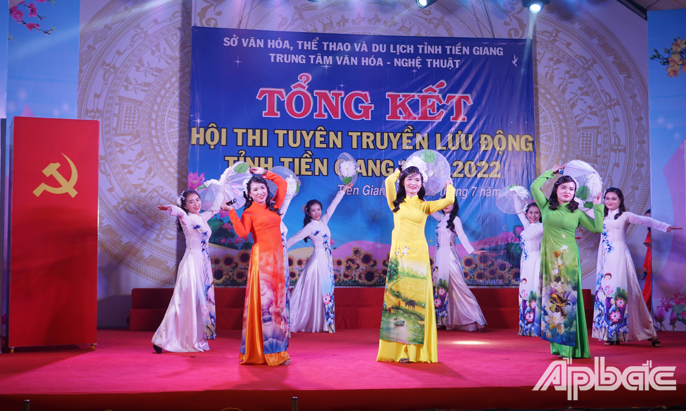 Tiết mục tam ca nữ Hương sắc Việt Nam của đơn vị Gò Công Tây