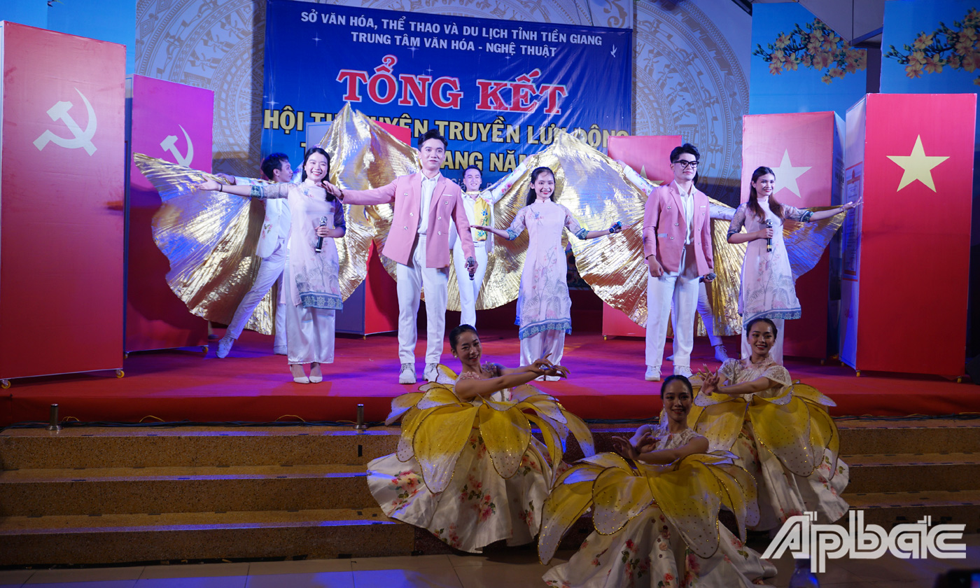 Tiết mục Quê hương ngày mới của đơn vị TX. Gò Công