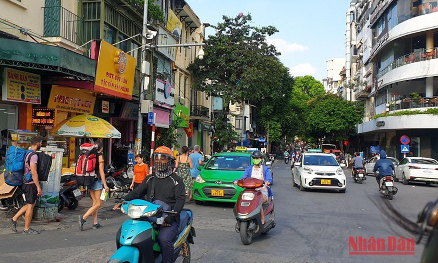 Đường phố Hà Nội vào thời điểm này đã tấp nập du khách nước ngoài. (Ảnh: T.LINH)