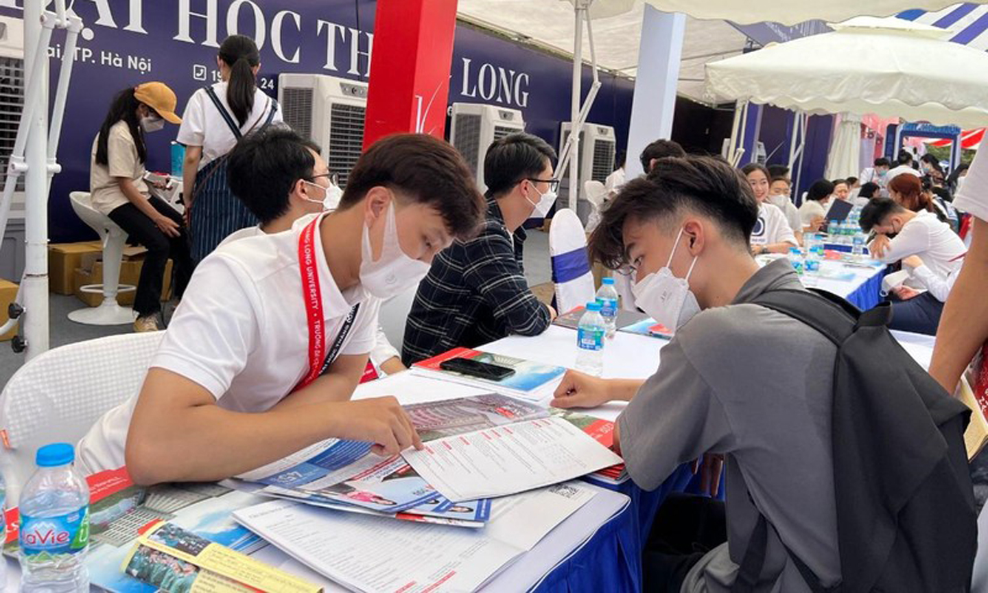 Thí sinh tìm hiểu thông tin tuyển sinh của Đại học Thăng Long..