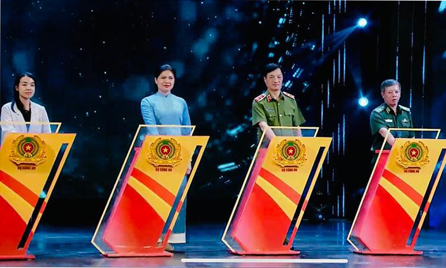 Các đại biểu thực hiện nghi thức cam kết chung tay phòng, chống mua bán người.