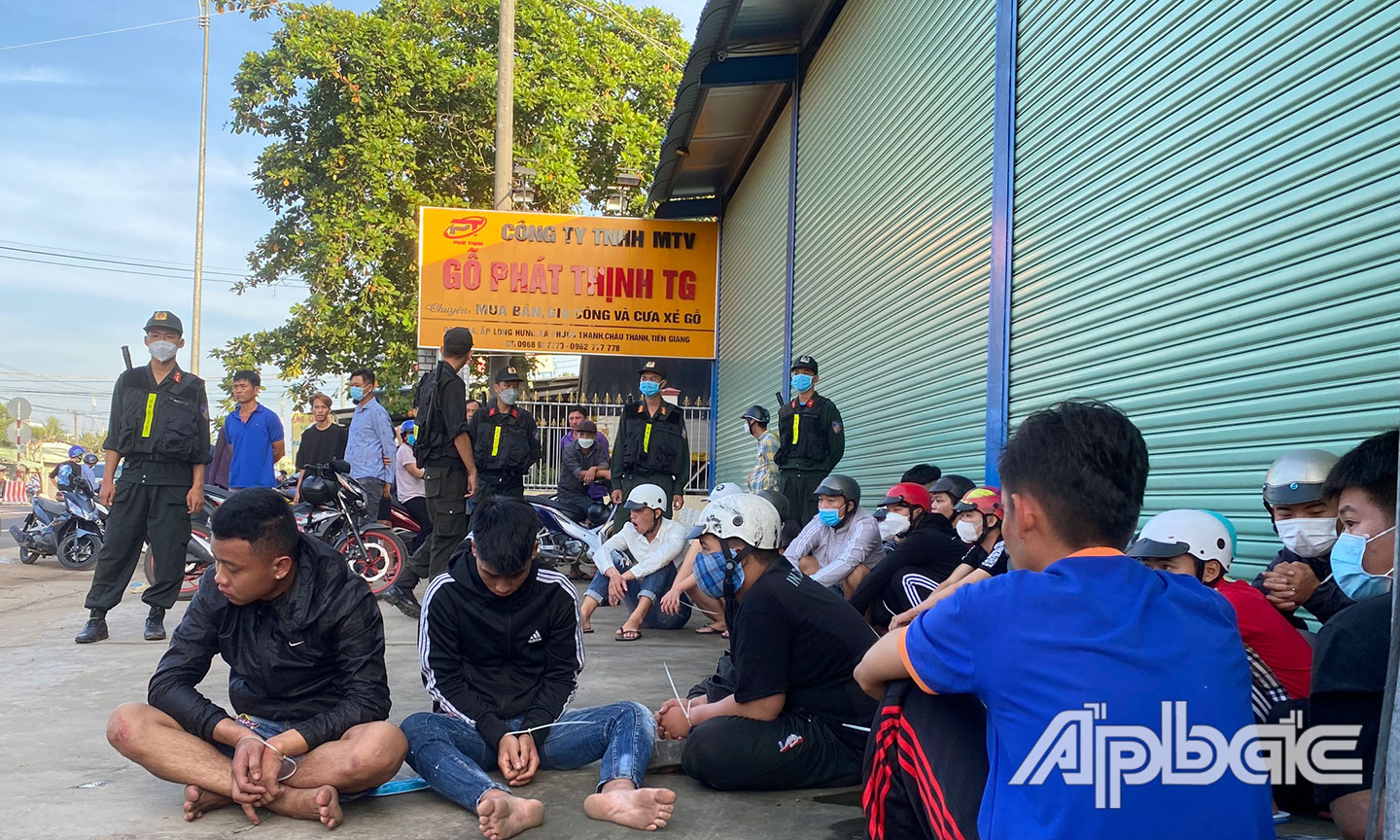 Các đối tượng bị tạm giữ trên quốc lộ 1.