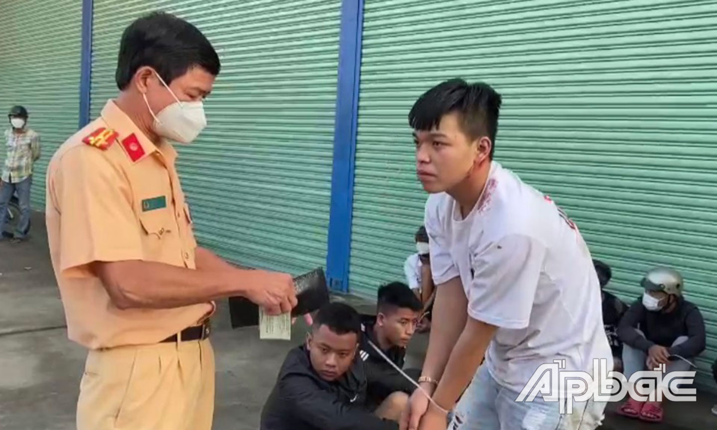 Thượng tá Trần Văn Bình, Phó Phòng CSGT trực tiếp chỉ đạo tại hiện trường.