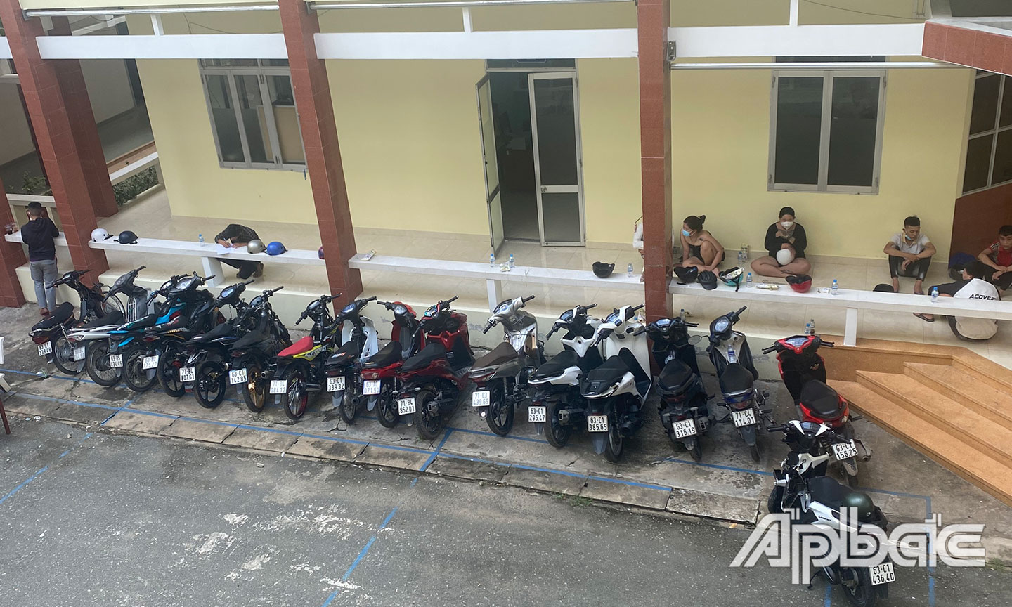 Các đối tượng và xe máy đưa về điều tra tại Phòng CSGT.