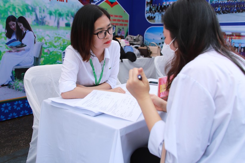 Thí sinh tham dự ngày hội tư vấn tuyển sinh, hướng nghiệp năm 2022. Ảnh: TG