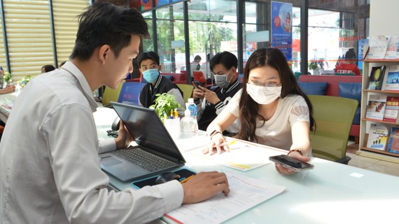 hí sinh nộp hồ sơ xét tuyển tại Trường Đại học Kinh tế - Tài chính TPHCM. Ảnh: CAO THĂNG