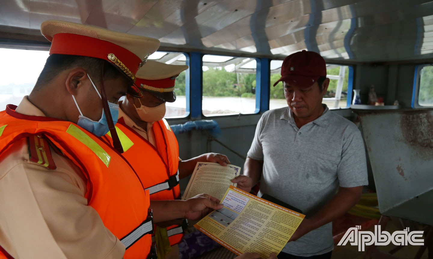 Lực lượng CSGT Trạm Kỳ Hôn tuần tra, kiểm soát trên tuyến kinh Chợ Gạo.