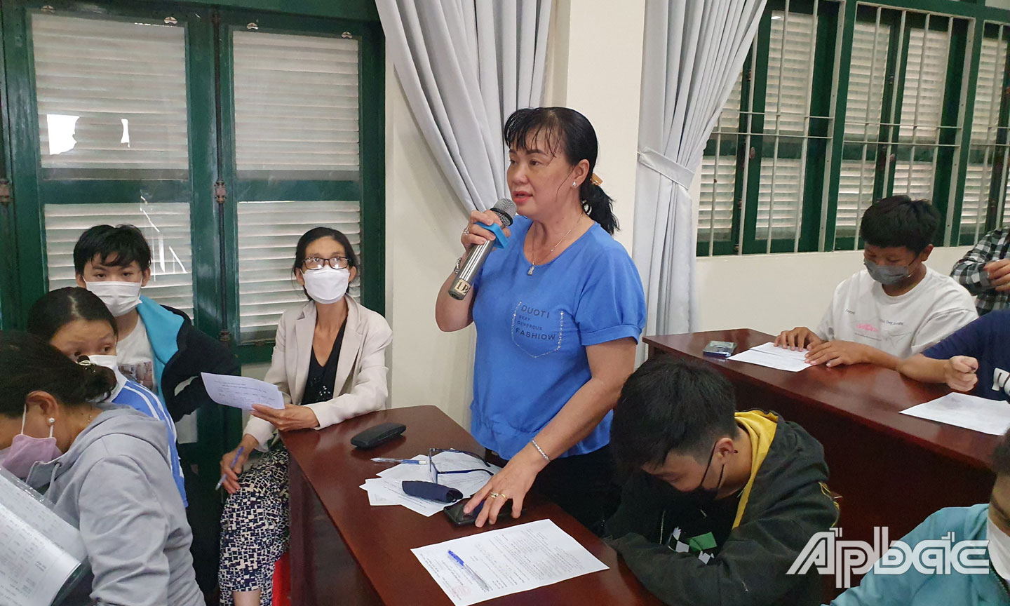 Phụ huynh phát biểu ý kiến tại buổi tư vấn đăng ký tổ hợp môn học cho học sinh của Trường THPT Nguyễn Đình Chiểu.