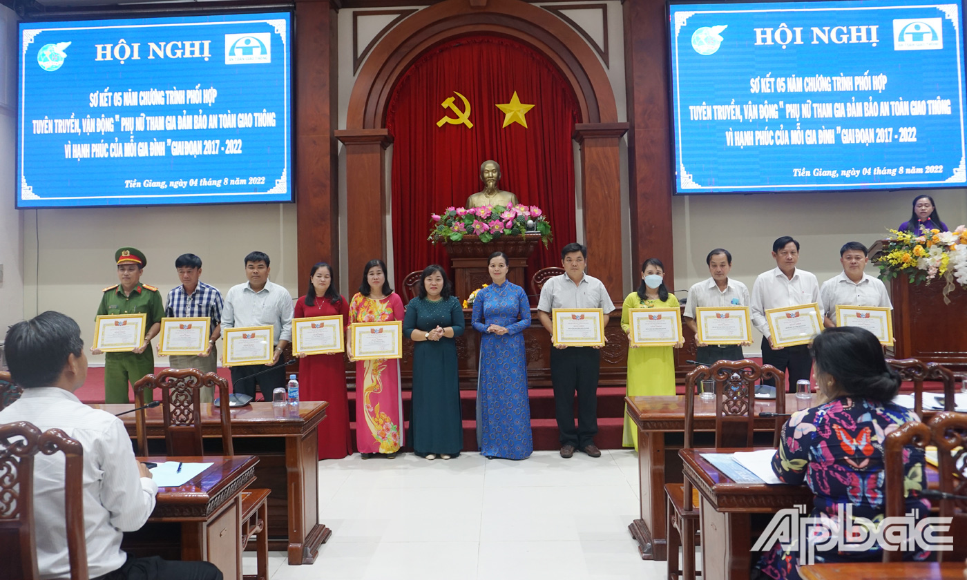 Ban ATGT tỉnh, Hội LHPN tỉnh đã trao Giấy khen cho các tập thể và các cá nhân vì đã có thành tịch trong công tác tuyên truyền “ Phụ nữ tham gia đảm bảo trật tự ATGT” giai đoạn 2017 – 2022.