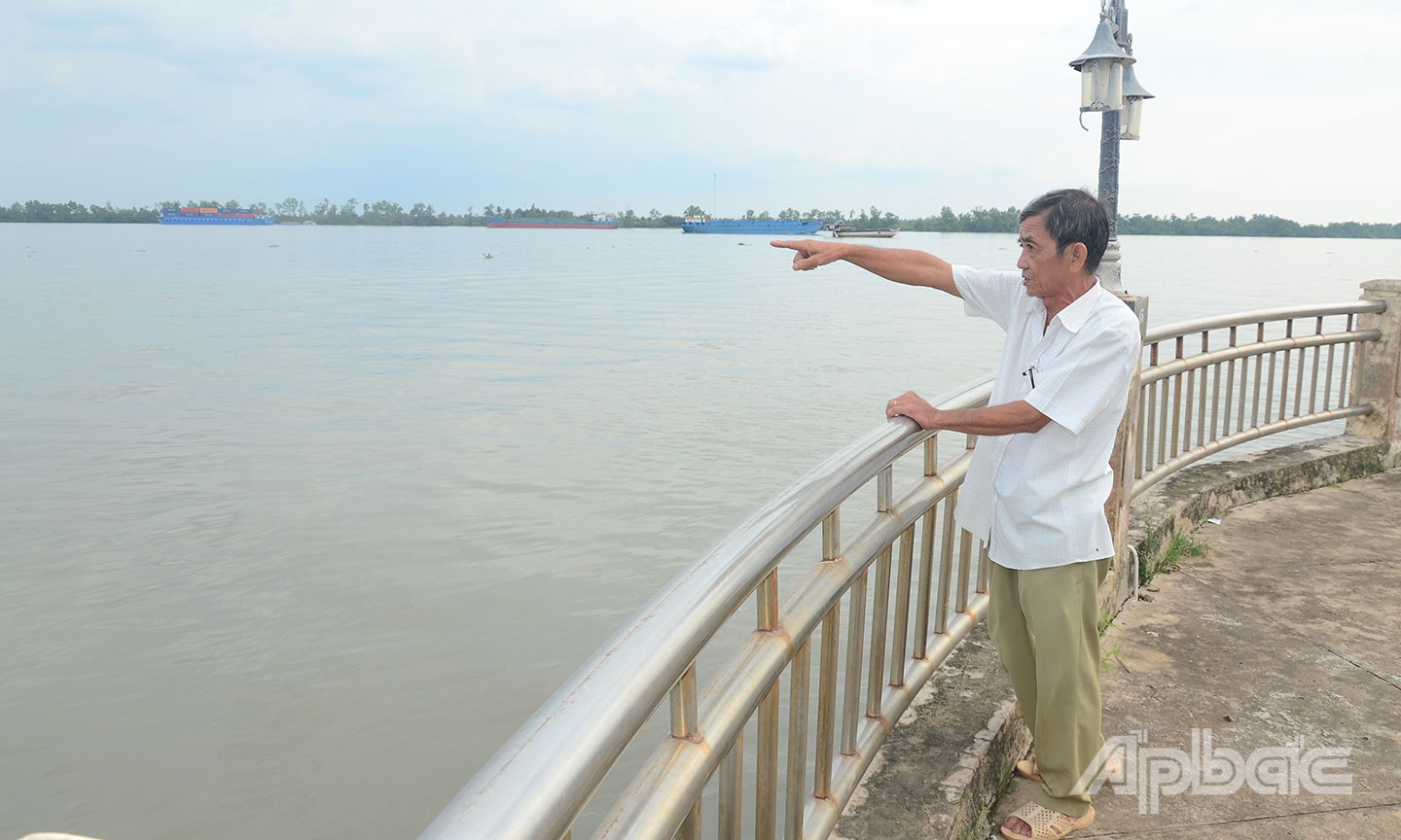 Ông Khanh chỉ vị trí đuôi cồn trước kia hiện đã bị sạt lở.