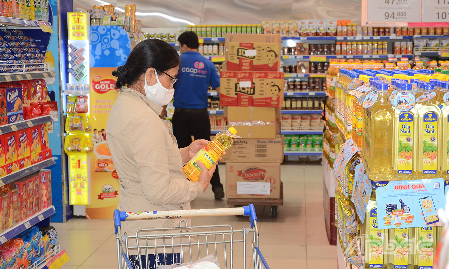 Người tiêu dùng chọn mua các sản phẩm khuyến mãi tại Co.opmart Mỹ Tho.