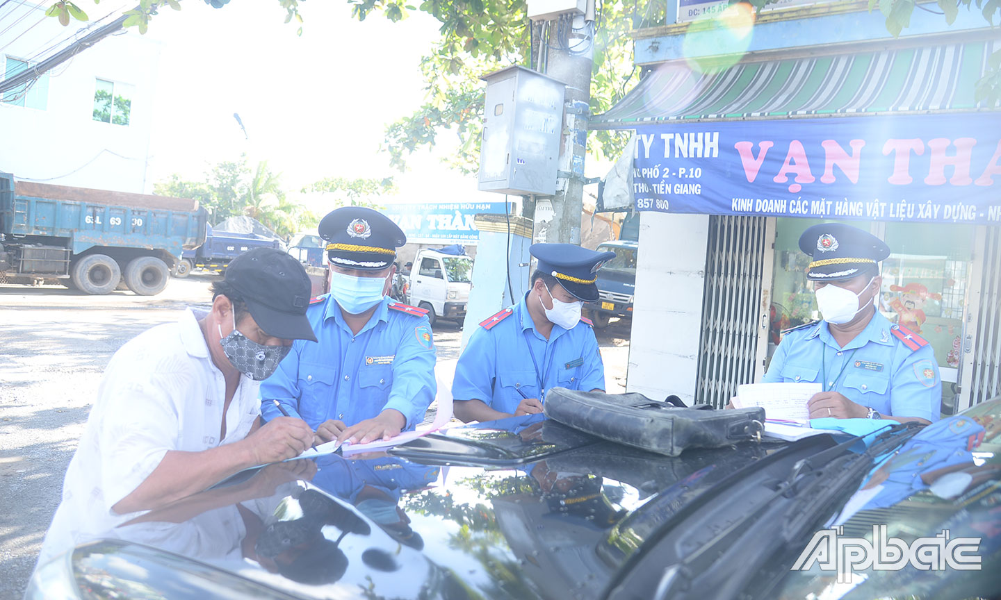 Thanh tra Sở Giao thông Vận tải tỉnh Tiền Giang lập biên bản vi phạm hành chính.